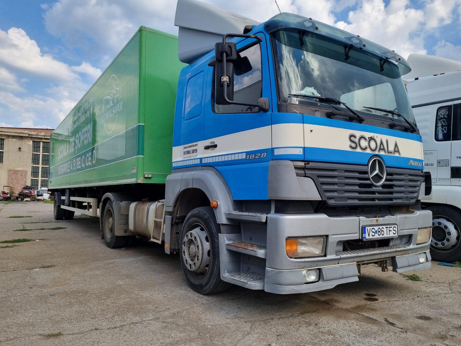 Camion MERCEDES cu semiremorca scoala